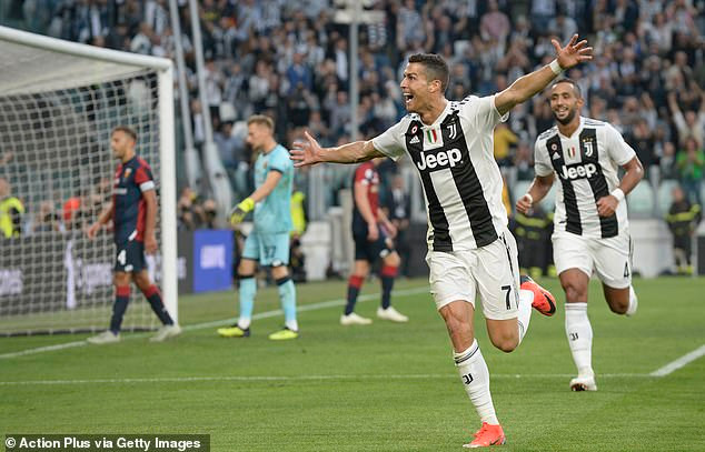 Ở Italy, Ronaldo tiếp tục lập công nhưng tiếc rằng Juventus lại đứt mạch toàn thắng khi để Genoa cầm hòa 1-1 ngay trên sân nhà.