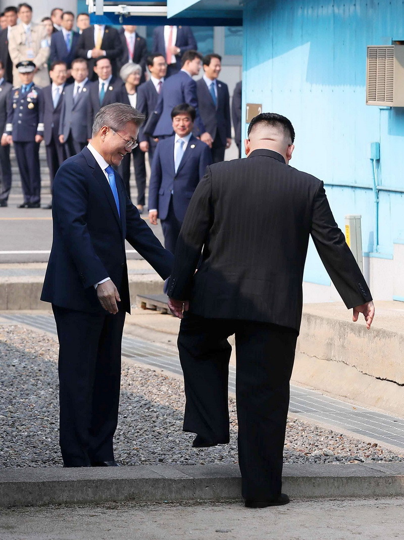 Ông Kim Jong-un là nhà lãnh đạo Triều Tiên đầu tiên đặt chân sang lãnh thổ Hàn Quốc kể từ sau khi kết thúc Chiến tranh Triều Tiên 1950-1953. (Nguồn: YONHAP/TTXVN)
