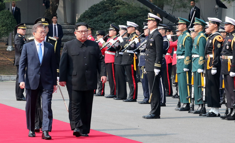 Tổng thống Hàn Quốc Moon Jae-in và Nhà lãnh đạo Triều Tiên Kim Jong-un duyệt đội danh dự tại quảng trường ở làng đình chiến Panmunjom ngày 27/4. (Nguồn: YONHAP/TTXVN)