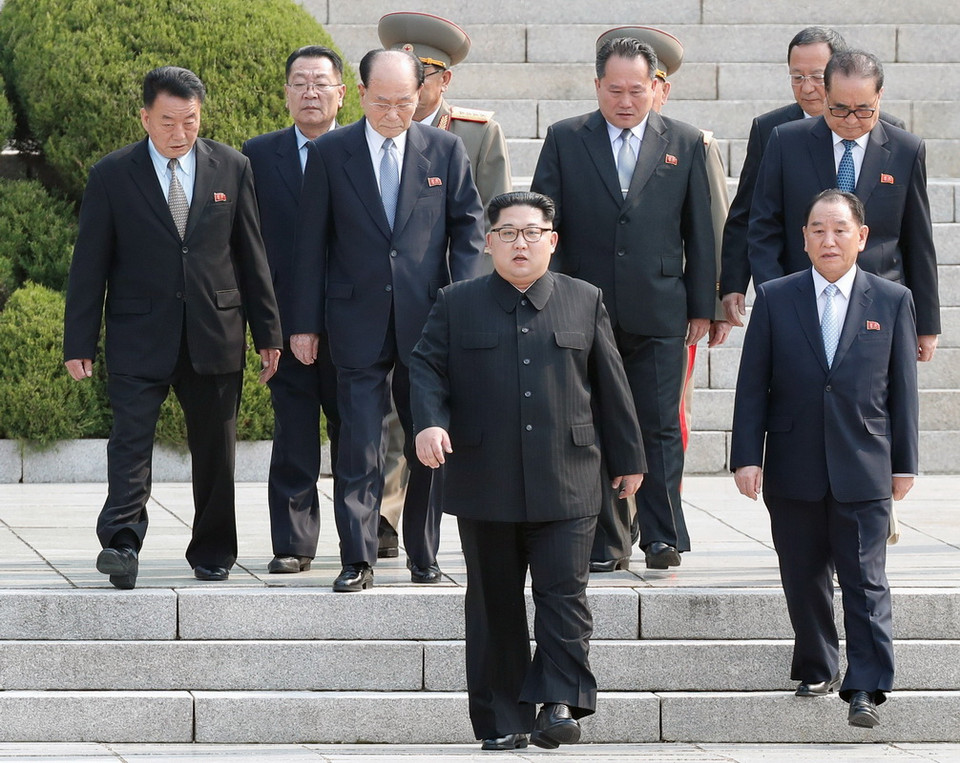 Nhà lãnh đạo Triều Tiên Kim Jong-un cùng các quan chức và trợ lý cấp cao tới làng đình chiến Panmunjom ngày 27/4. (Nguồn: YONHAP/TTXVN)
