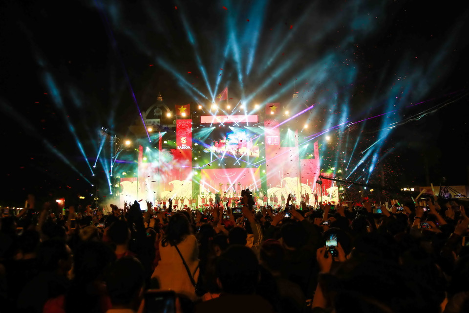 Trong bầu không khí đầy hào hứng, toàn bộ người hâm mộ và khách mời cùng nắm tay nhau hát vang bài hát Việt Nam ơicùng nghệ sĩ Minh Beta - tác giả bài hát, nghệ sĩ violin Trần Quang Duy và nhóm tứ tấu hiện đại chơi phần đệm soạn riêng cho chương trình.