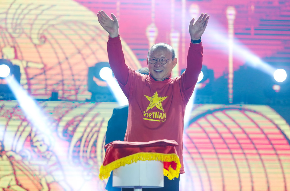 Huấn luyện viên Park Hang-seo vẫy chào khán giả thủ đô có mặt trong đêm nhạc ngoài trời trước Nhà Hát lớn