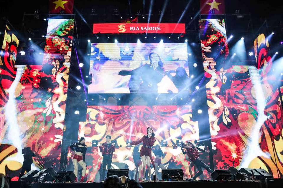 Mỗi tiết mục giống như những trận cầu hấp dẫn, đi từ khát vọng tới vinh quang và hướng đến tương lai rực rỡ hơn trong năm mới 2019. Trong ảnh: ca sỹ Bích Phương biểu diễn tại chương trình.