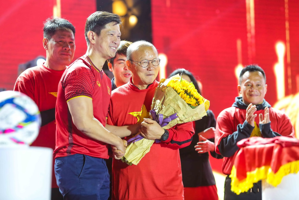 Đêm nhạc Tự hào Việt Nam tổ chức tối 24/12 chính là nhằm tri ân ông Park Hang-seo và các cầu thủ của đội tuyển Việt Nam, Đại diện nhà tổ chức trao hoa tri ân ông Park Hang-seo.