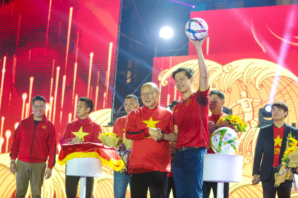 Tối 24/12, huấn luyện viên Park Hang-seo và các cầu thủ đội tuyển Việt Nam đã có buổi giao lưu với người hâm mộ thủ đô Hà Nội trong đêm ca nhạc mừng Giáng sinh tại Quảng trường Cách mạng tháng Tám.