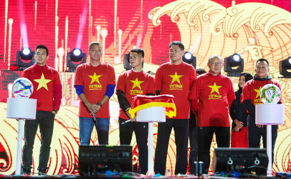 Điểm nhấn của đêm nhạc là màn giao lưu cùng thầy trò HLV Park Hang Seo và 3 cầu thủ gồm tiền đạo Anh Đức, thủ quân Văn Quyết và trung vệ Đình Trọng. 