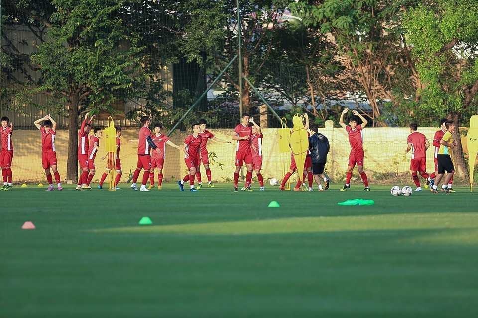 Các cầu thủ đội tuyển Việt Nam khởi động trước buổi tập. (Ảnh: Trọng Đạt/TTXVN)