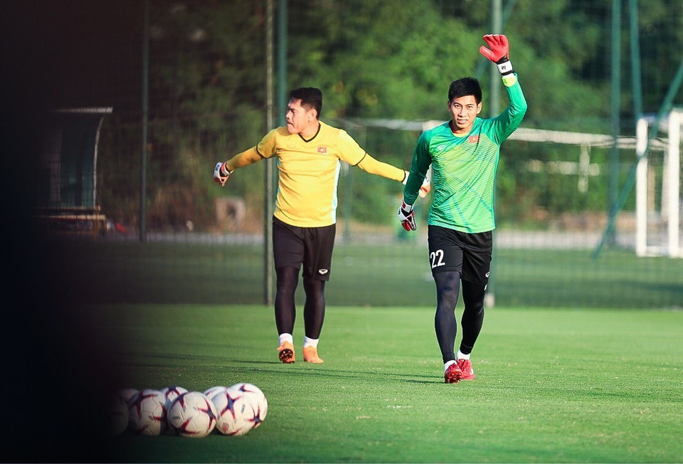 Thủ thành Nguyễn Tuấn Mạnh khởi động. (Ảnh: Trọng Đạt/TTXVN)