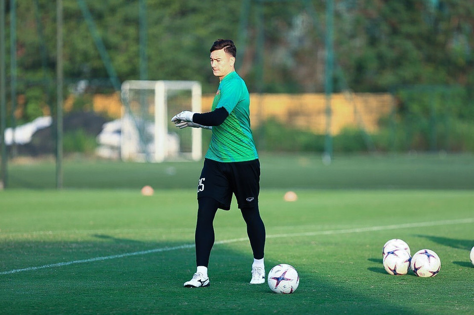Thủ môn đội tuyển Việt Nam Văn Lâm khởi động trước buổi tập. (Ảnh: Trọng Đạt/TTXVN)