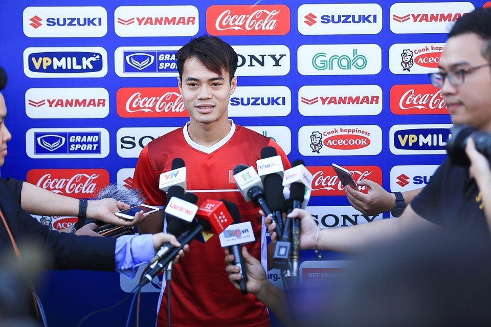 Tiền đạo Văn Toàn trả lời phóng vấn báo chí. (Ảnh: Trọng Đạt/TTXVN)