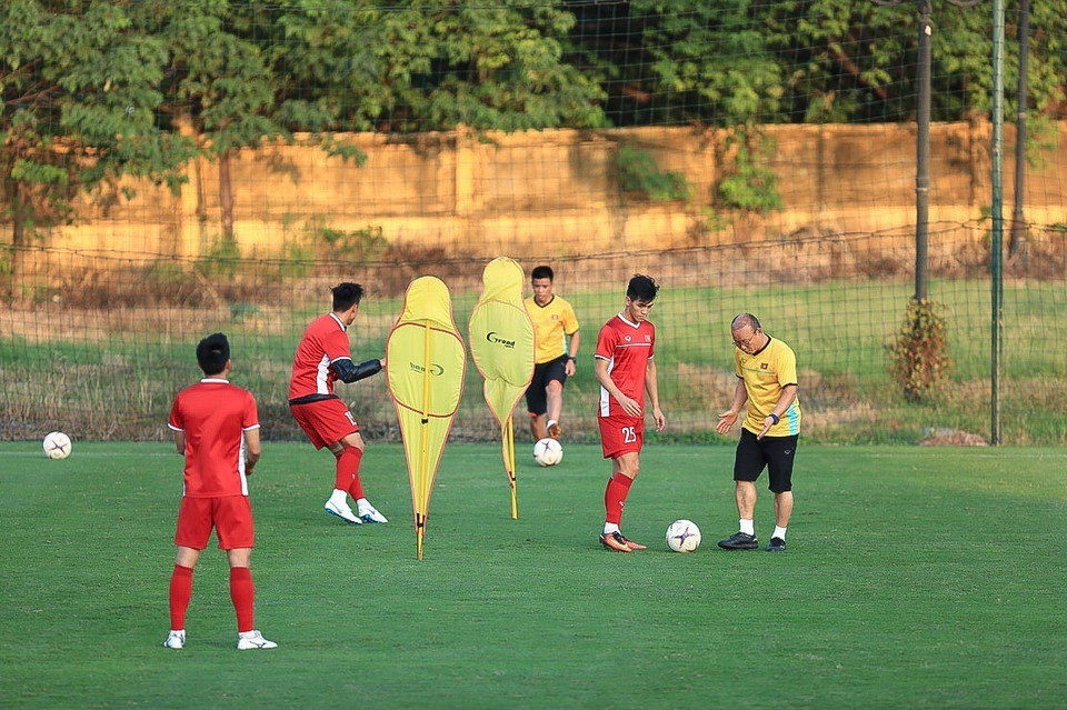 HLV Park Hang-seo chỉ bảo học trò trong buổi tập. (Ảnh: Trọng Đạt/TTXVN)