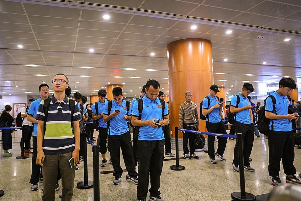 Các cầu thủ đội tuyển Việt Nam tại sân bay quốc tế Yangon, Myanmar. (Ảnh: Trọng Đat-Minh Tiến/TTXVN)
