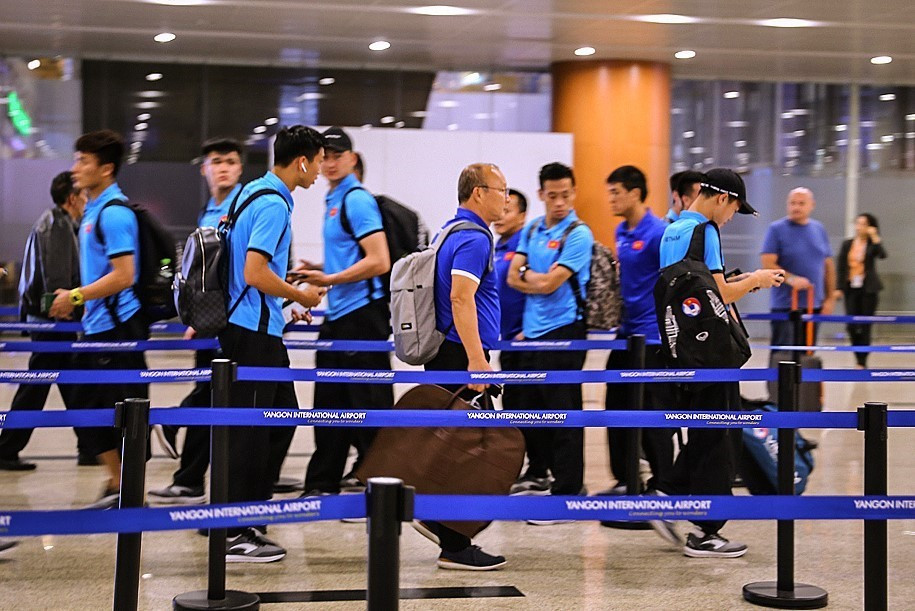 Tối 17/11, đội tuyển Việt Nam đã đặt chân đến Yangon để chuẩn bị cho trận gặp đội tuyển Myanmar, trong khuôn khổ bảng A AFF SUZUKI Cup 2018. 