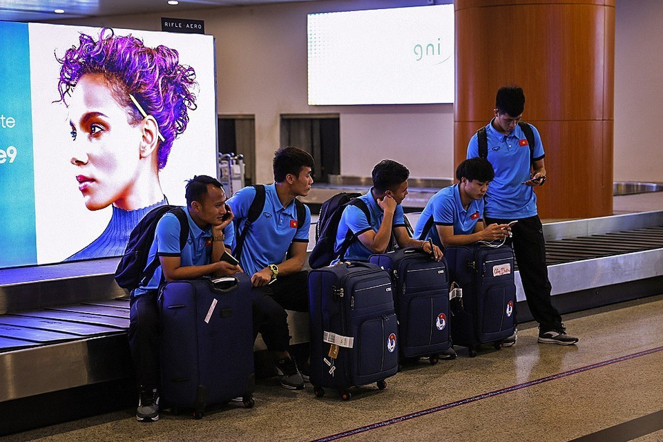 Các cầu thủ khá thoải mái sau chuyến bay. (Ảnh: Trọng Đạt/TTXVN)