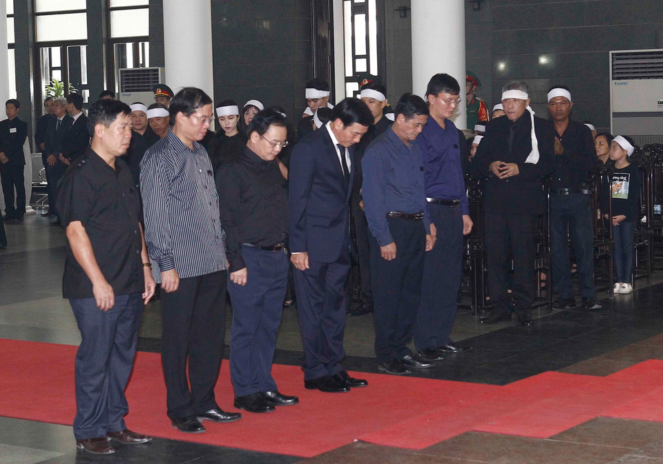 Đoàn Tỉnh ủy, HĐND, UBND, Ủy ban MTTQ Việt Nam tỉnh Điện Biên, do đồng chí Trần Văn Sơn, Ủy viên Trung ương Đảng, Bí thư Tỉnh ủy Điện Biên dẫn đầu, viếng nguyên Tổng Bí thư Đỗ Mười. (Ảnh: TTXVN)