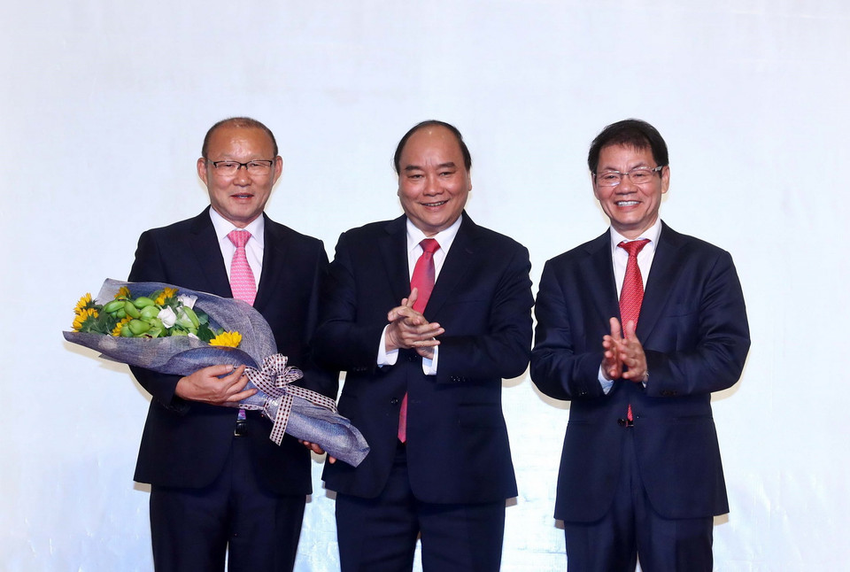 Thủ tướng Nguyễn Xuân Phúc chúc mừng Huấn luyện viên Park Hang-seo vừa giành chức vô địch AFF Suzuki Cup cùng đội tuyển Việt Nam . (Ảnh: Thống Nhất/TTXVN)