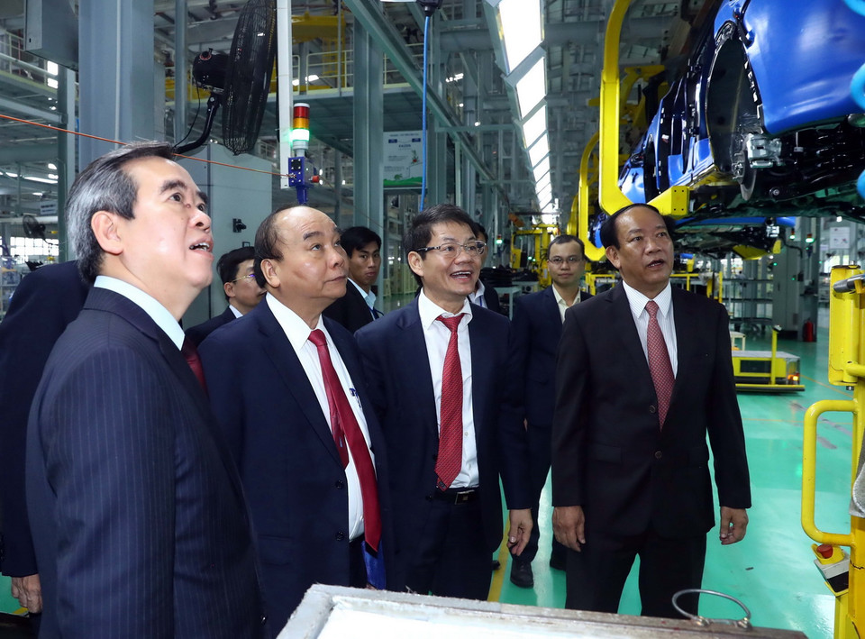 Thủ tướng Nguyễn Xuân Phúc tham quan Nhà máy sản xuất ôtô Trường Hải trong Khu kinh tế mở Chu Lai. (Ảnh: Thống Nhất/TTXVN)