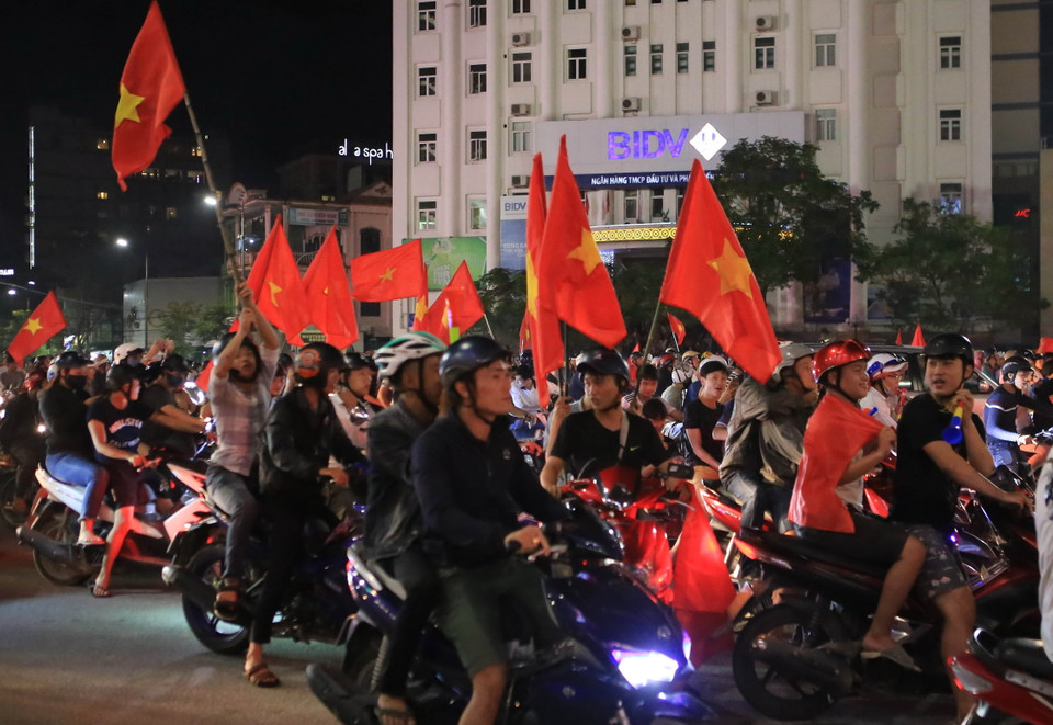Người người hâm mộ ở thành phố Huế đã đổ ra đường ăn mừng chiến thắng. (Ảnh: Hồ Cầu/TTXVN)