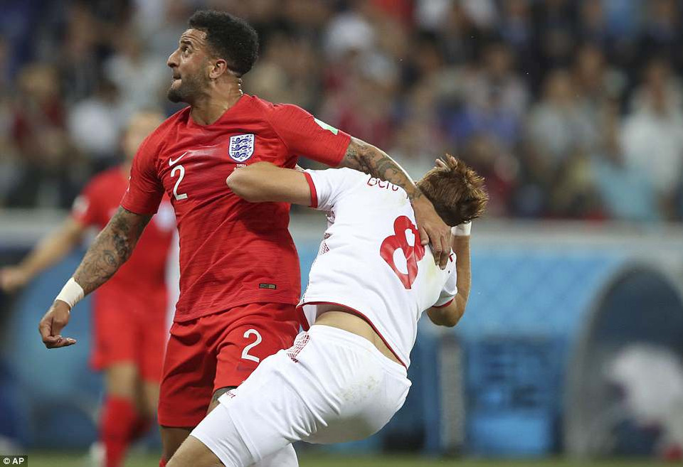 Tuy nhiên, trong một pha lên bóng của Panama, Kyle Walker đã có hành động không đẹp với Ben Youseff, khiến Anh bị thổi phạt penalty.