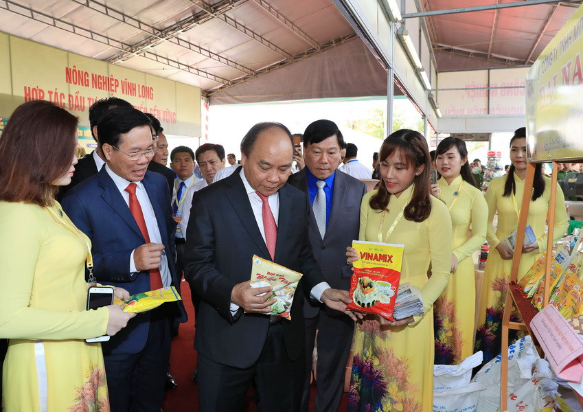 Thủ tướng Nguyễn Xuân Phúc thăm các gian hàng trưng bày, giới thiệu sản phẩm. (Ảnh: Thống Nhất/TTXVN​)