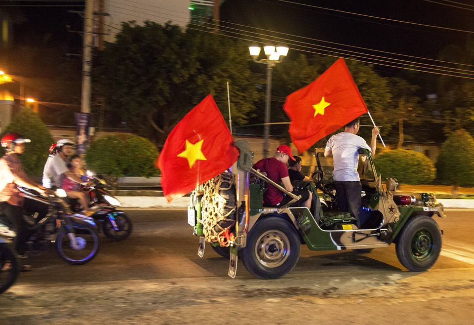Người hâm mộ Kiên Giang xuống đường mừng Đội tuyển Việt Nam vào chung kết AFF Suzuki Cup 2018. (Ảnh: Hồng Đạt/TTXVN)