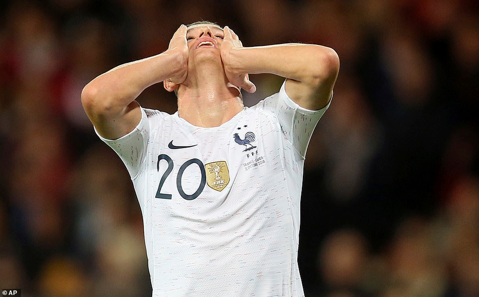 ...lại bất lực trong việc sút tung lưới của Iceland.