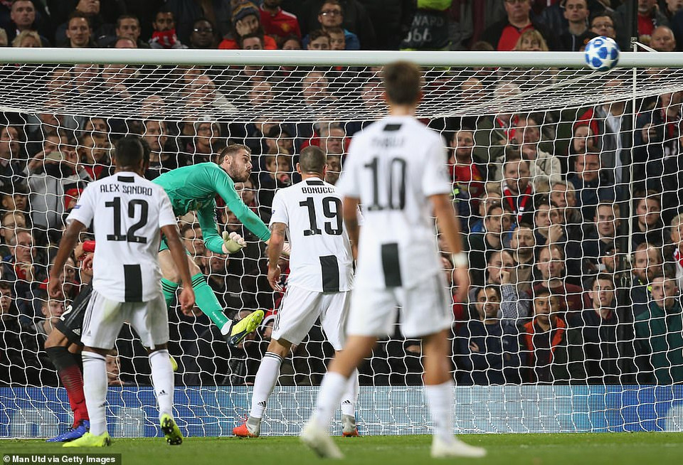 ...và nếu không có sự xuất sắc của De Gea thì khung thành của Quỷ đỏ đã phải tiếp tục rung lên.