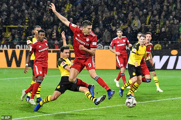 Những phút còn lại, Bayern đẩy cao đội hình để tìm kiếm bàn gỡ...