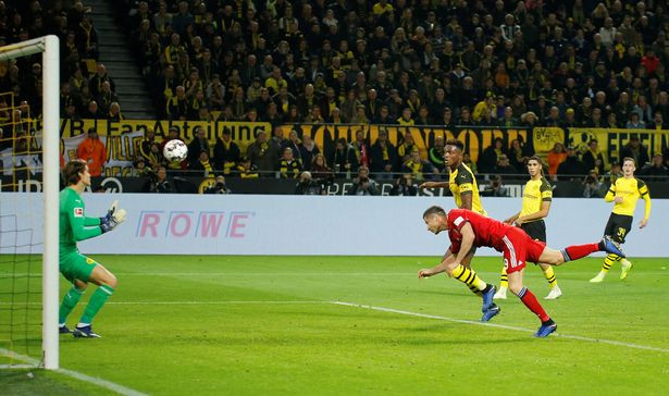 Đến phút 26, thế cân bằng được phá vỡ bằng bàn thắng mở tỷ số 1-0 cho Robert Lewandowski.