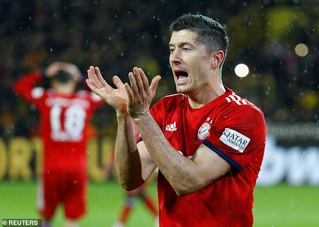 ...nhưng Lewandowski và các đồng đội không thể có thêm bàn thắng, đành chấp nhận rời sân với thất bại 2-3 và để cho đối thủ bỏ xa đến 7 điểm.