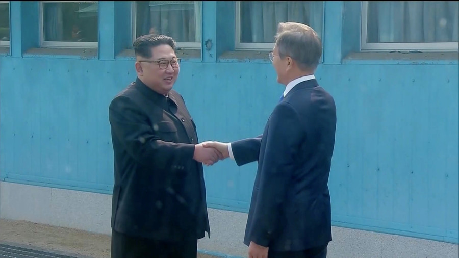 Tổng thống Hàn Quốc Moon Jae-in và Nhà lãnh đạo Triều Tiên Kim Jong-un bắt tay nhau tại đường ranh giới phân định hai miền ở làng đình chiến Panmunjom ngày 27/4. (Nguồn: Kyodo/TTXVN)