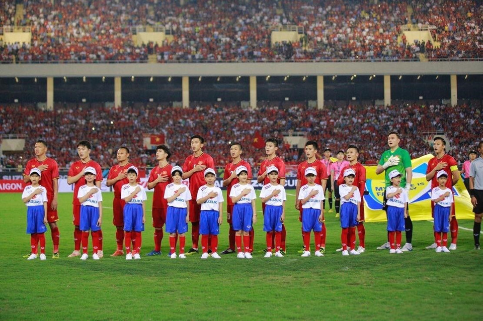 Cầu thủ tuyển Việt Nam làm lễ chào cờ. (Ảnh: Trọng Đạt/TTXVN)