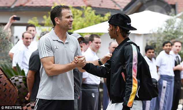 Oliver Bierhoff chào đón Sane. (Nguồn: dfb.de)