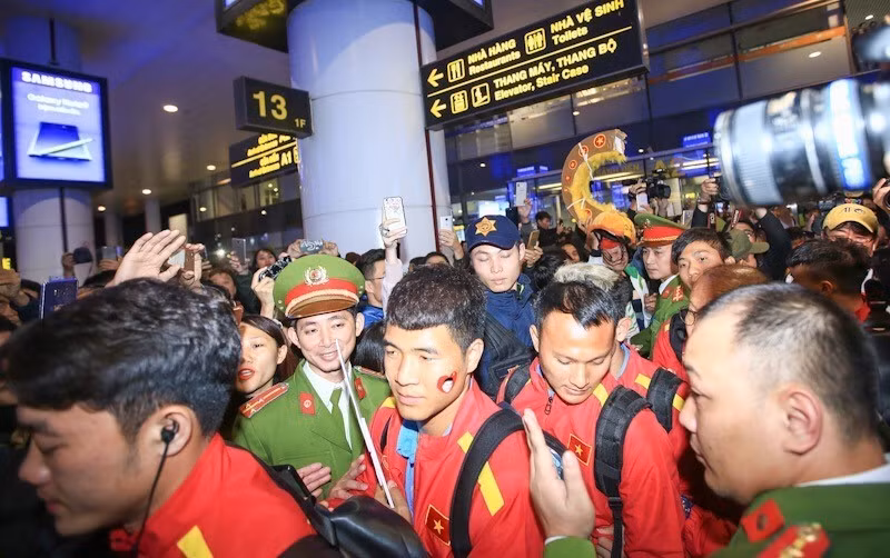 Tối 12/12, một ngày sau trận hòa 2-2 tại Bukit Jalil, đội tuyển Việt Nam đã về đến Hà Nội, chuẩn bị cho trận "đại chiến" ở chung kết lượt về AFF Suzuki Cup 2018 tại Mỹ Đình.