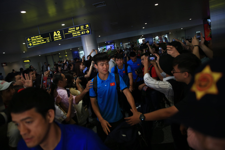 Duy Mạnh bắt tay người hâm mộ tại sân bay. (Ảnh: Trọng Đạt/TTXVN)