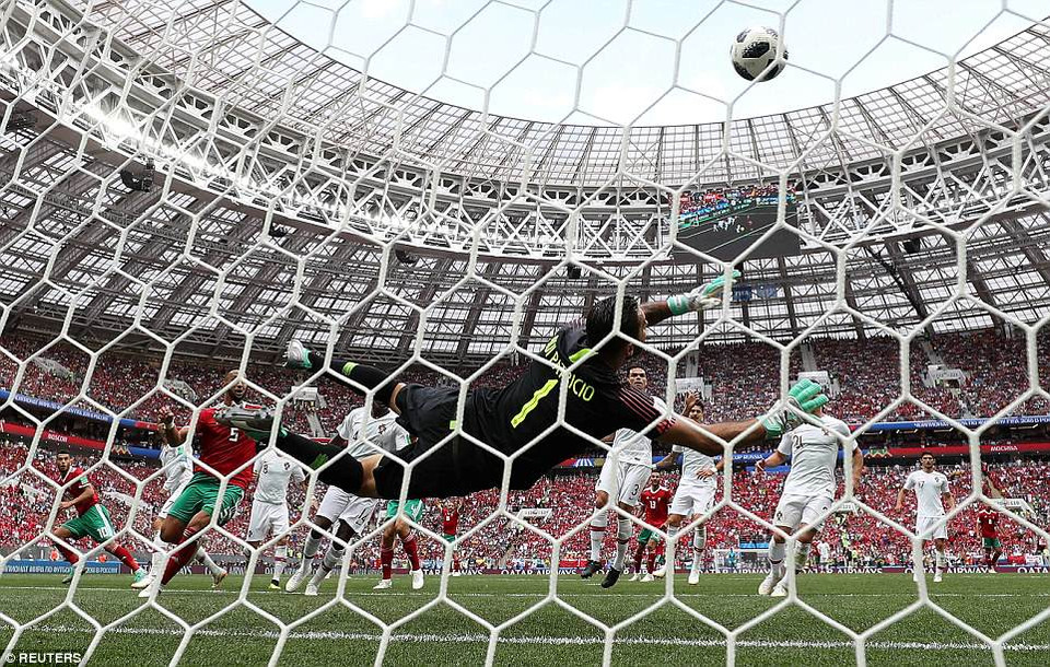 ...và chỉ có tài năng của Rui Patricio mới giúp họ tránh phải nhận bàn thua.