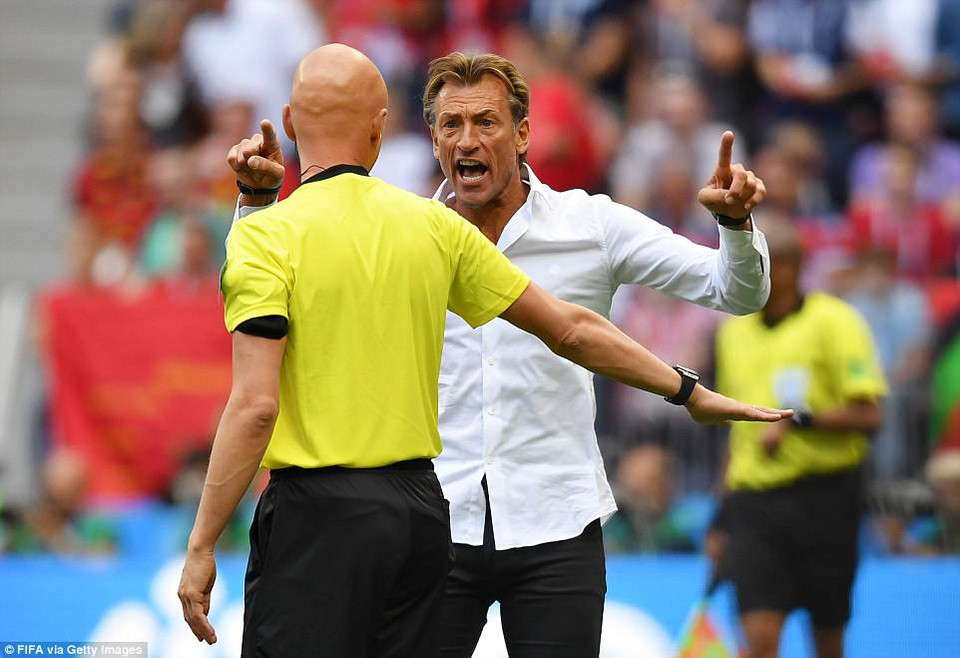 HLV Herve Renard không hài lòng với nhiều quyết định của trọng tài.