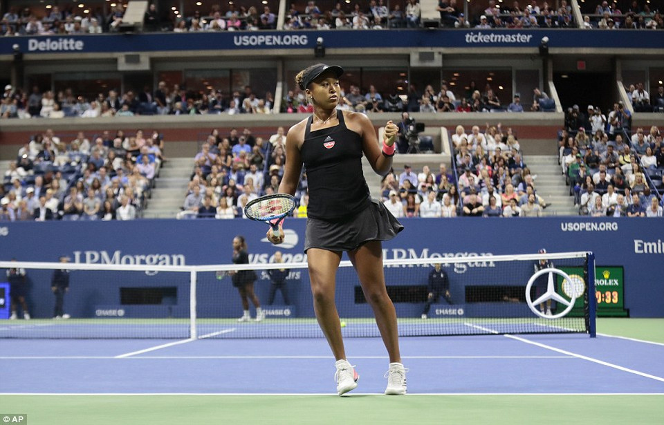 Trái ngược Serena, Naomi Osaka đã thi đấu vô cùng bản lĩnh trước đàn chị...