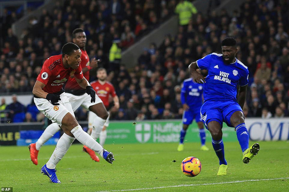 ...nhưng chỉ đúng 3 phút sau, Anthony Martial đã tái lập thế dẫn 2 bàn cho Quỷ đỏ sau pha đập nhả ăn ý.
