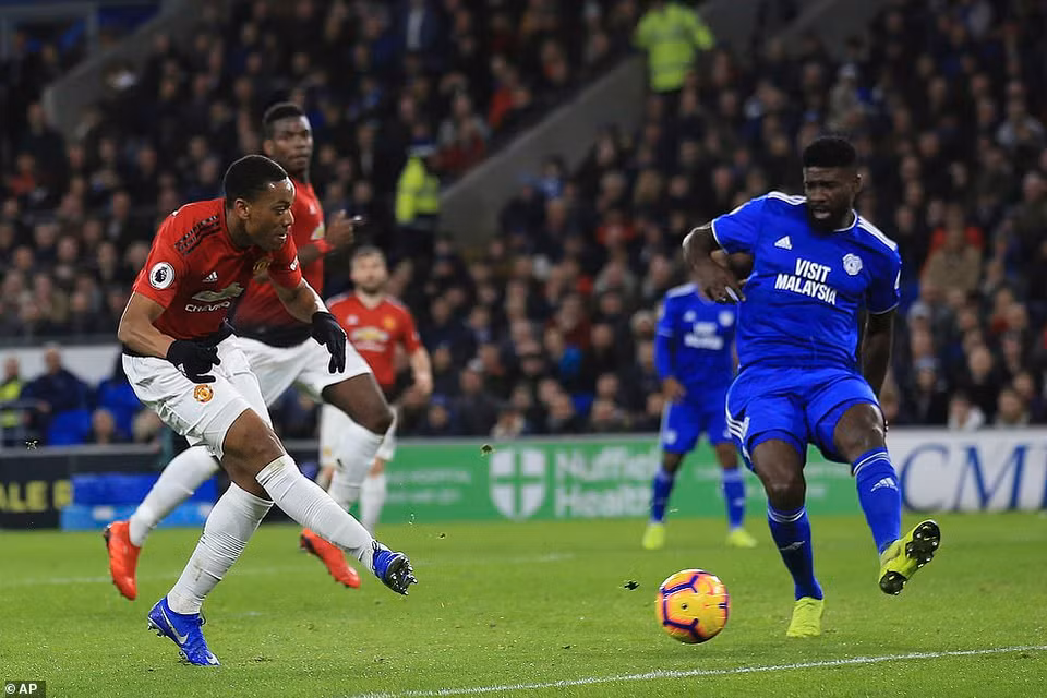 ...nhưng chỉ đúng 3 phút sau, Anthony Martial đã tái lập thế dẫn 2 bàn cho Quỷ đỏ sau pha đập nhả ăn ý.