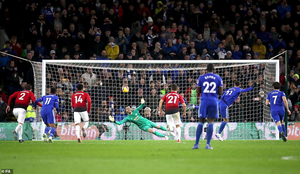 Phút 38, Victor Camarasa đánh đầu rút ngắn tỷ số 1-2 cho Cardiff...