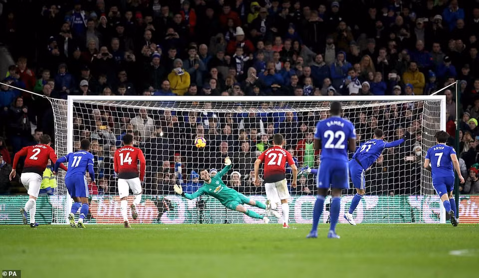 Phút 38, Victor Camarasa đánh đầu rút ngắn tỷ số 1-2 cho Cardiff...