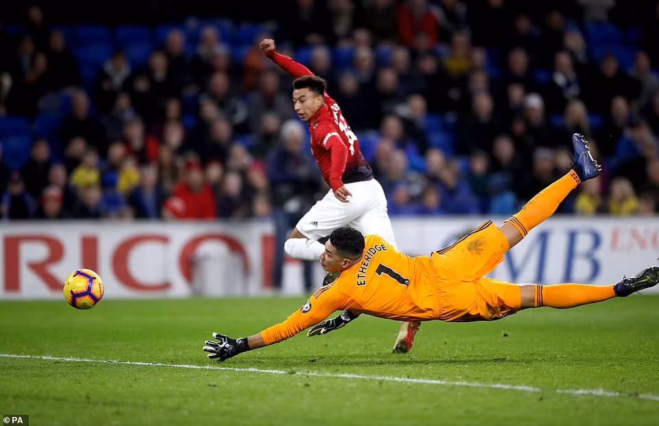 Và khi thời gian bước sang phút 90, Jesse Lingard đã hoàn tất cú đúp sau đường chuyền của Pogba để ấn định tỷ số 5-1 cho Manchester United.