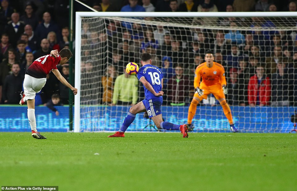 Pogba chính là người kiến tạo để Ander Herrera nâng tỷ số lên 2-0 cho Quỷ đỏ ở phút 29.