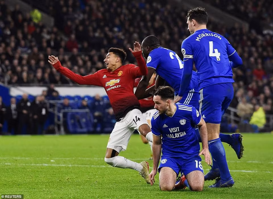 Phút 56, Manchester United được hưởng penalty sau khi Jesse Lingard bị phạm lỗi trong vòng cấm.