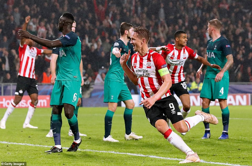 Chơi thiếu người, Tottenham đã để cho PSV gỡ hòa 2-2 bằng pha lập công của Luuk de Jong ở phút 87.