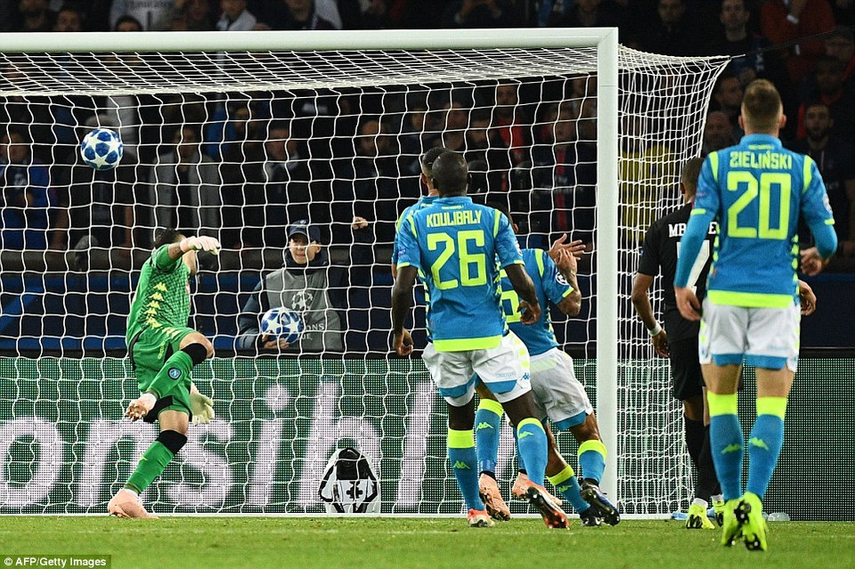 Nhưng Mario Rui lại đá phản lưới giúp PSG có bàn thắng gỡ hòa 1-1.