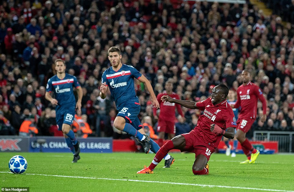 ...trong khi Sadio Mane là người ấn định chiến thắng đậm cho đội chủ nhà.