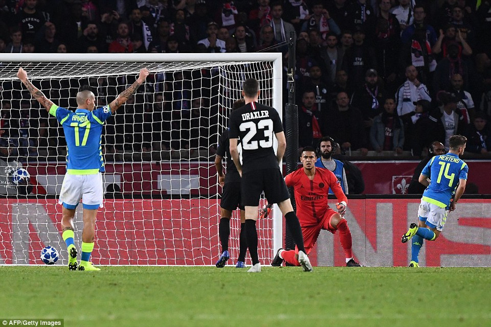 ...còn Dries Mertens là nguời ghi bàn nâng tỷ số lên 2-1 cho Napoli.