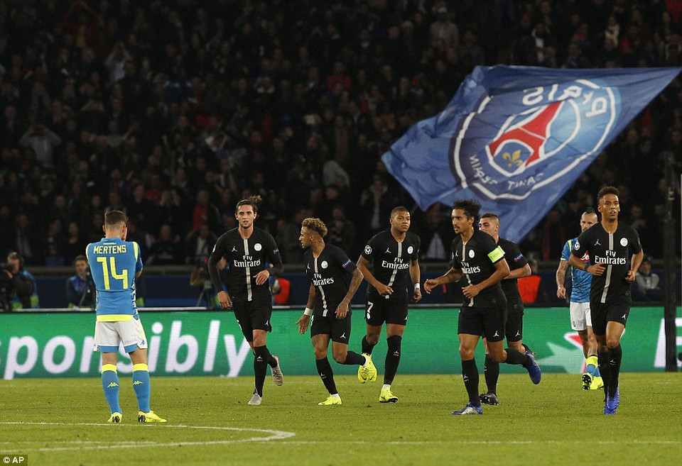 Bởi ở trận đấu cùng giờ PSG chỉ giành 1 điểm khi hòa nghẹt thở Napoli 2-2.